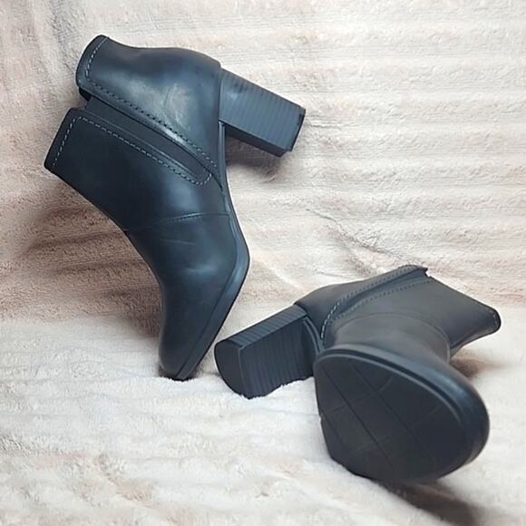 CLARKS BAYLA GLOW FASHION BLACK BOOTS NUBUCK LEATHER LADIES 8.5 NWOB■VELCRO STAP - Picture 15 of 16